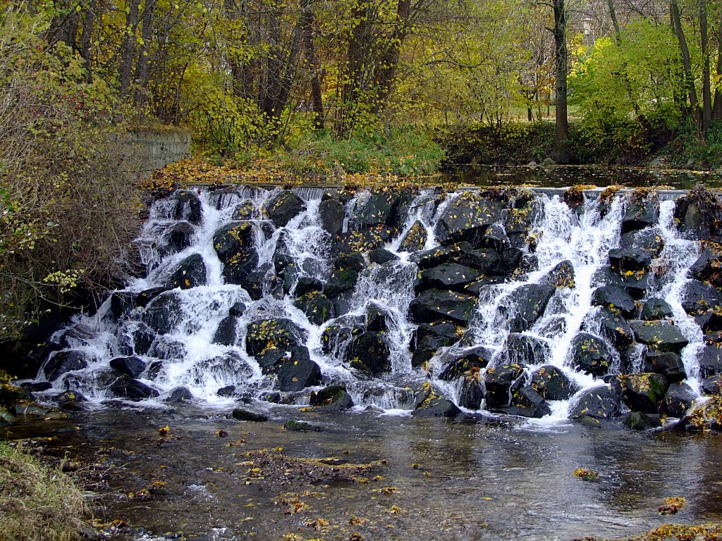 Wasserfall im Herbst an der Oberach bei Ried;111105