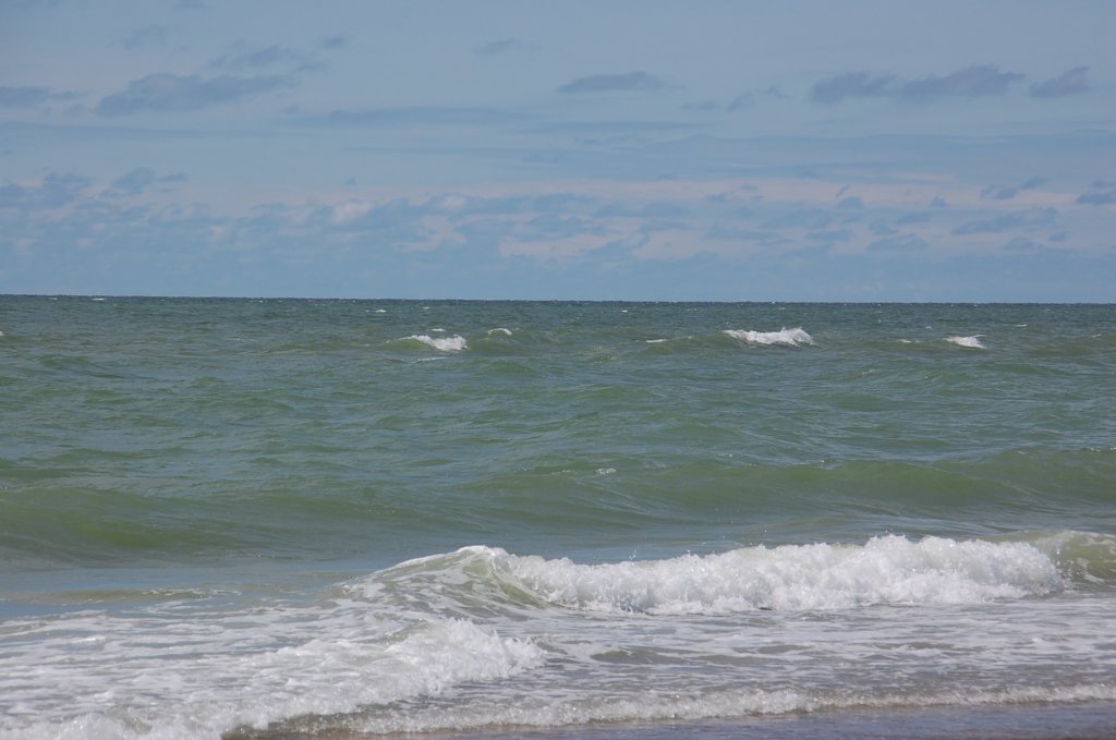 Wellen brechen sich am Strand.....brunen ohne schwitzen und die Weite des Meeres geniessen......Urlaub fr die Seele. Houstrupstrand 11.6.2011