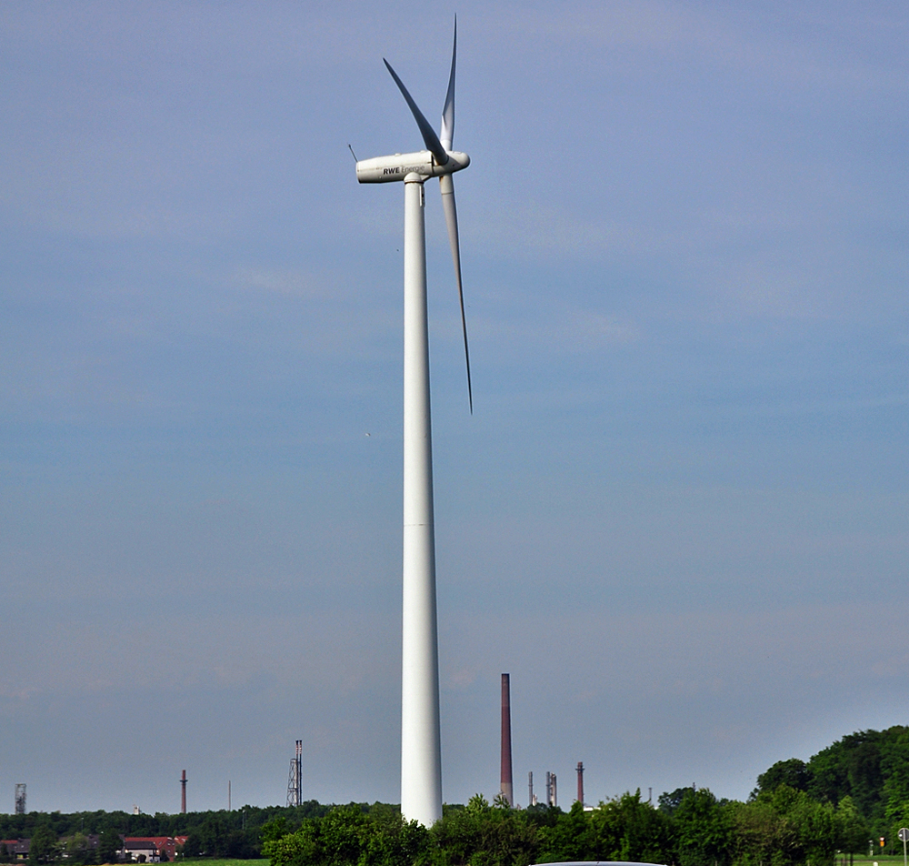 Windrad Zukunftsenergie in der Klner Bucht (zwischen Bonn und Kln), am Aufnahmetag ohne Wirkung, da kein Wind ging - 07.05.2011