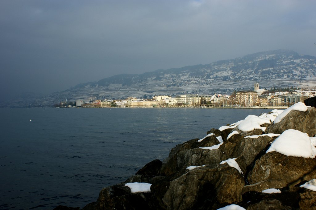 Winterliches Vevey am Genfersee. Im Hintergrund ist der Mont Plerin(1080m.M.) zu sehen 
(11.01.2010)