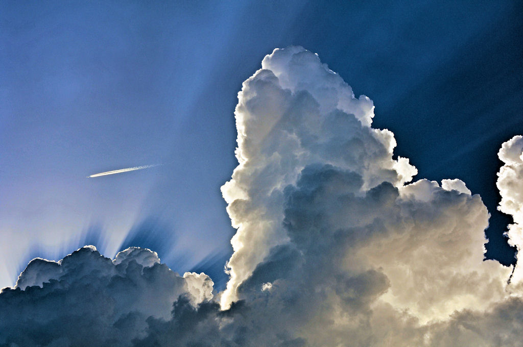Wolken - Sonnenstrahlung und Kondensstreifen aus der Serie  Juliwolken  - 11.07.2010