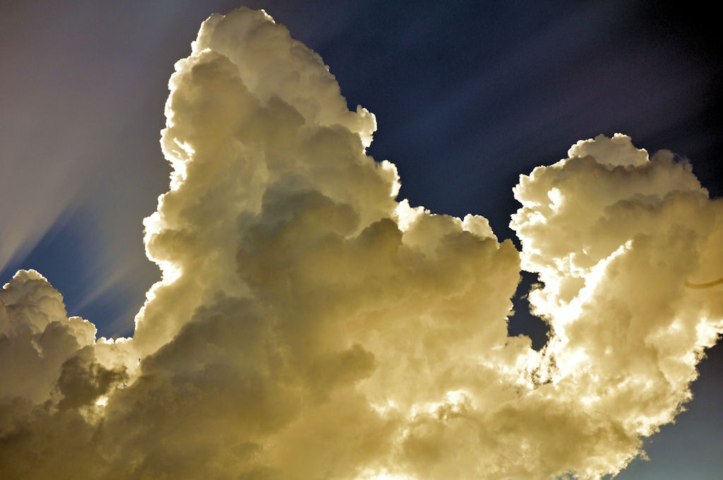 Wolken und Sonnenstrahlung. Sieht bedrohlich aus, hat sich aber wieder aufgelst - 11.07.2010