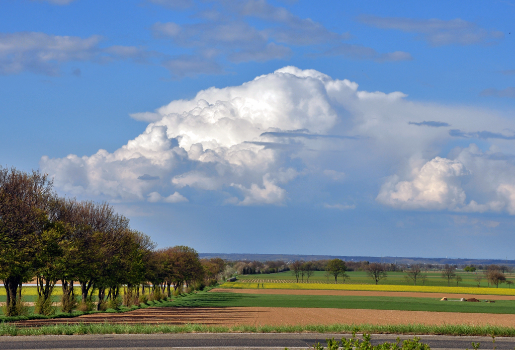 Wolkenbildung ber der Voreifel bei Euskirchen - 20.04.2012