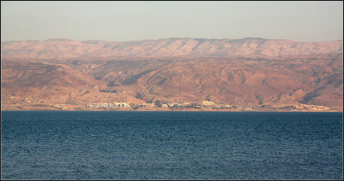 . Jordanien im Abendlicht -

Blick über das Tote Meer hinüber nach Jordanien. Obwohl die Höhenzüge etwa 800 Meter über NN liegen, ist der Höhenunterschied zwischen dem Toten Meer und den Orten auf der Höhe ca. 1200 Meter.

21.03.2014 (M)