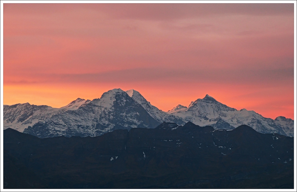 . Morgendmmerung am Brienzer Rothorn mit Blick auf die Jungfrauregion im Berner Oberland. 28.09.2013 (Hans)