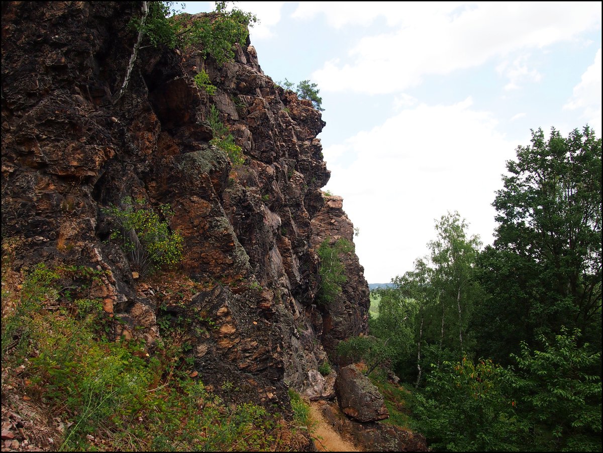 Černolické skály (auch Teufelsfelsen) ist ein Felsmassiv aus massivem ordovizischem Quarz, das sich über dem Dorf Černolice im Bezirk Prag-West erhebt. 5.7.2017