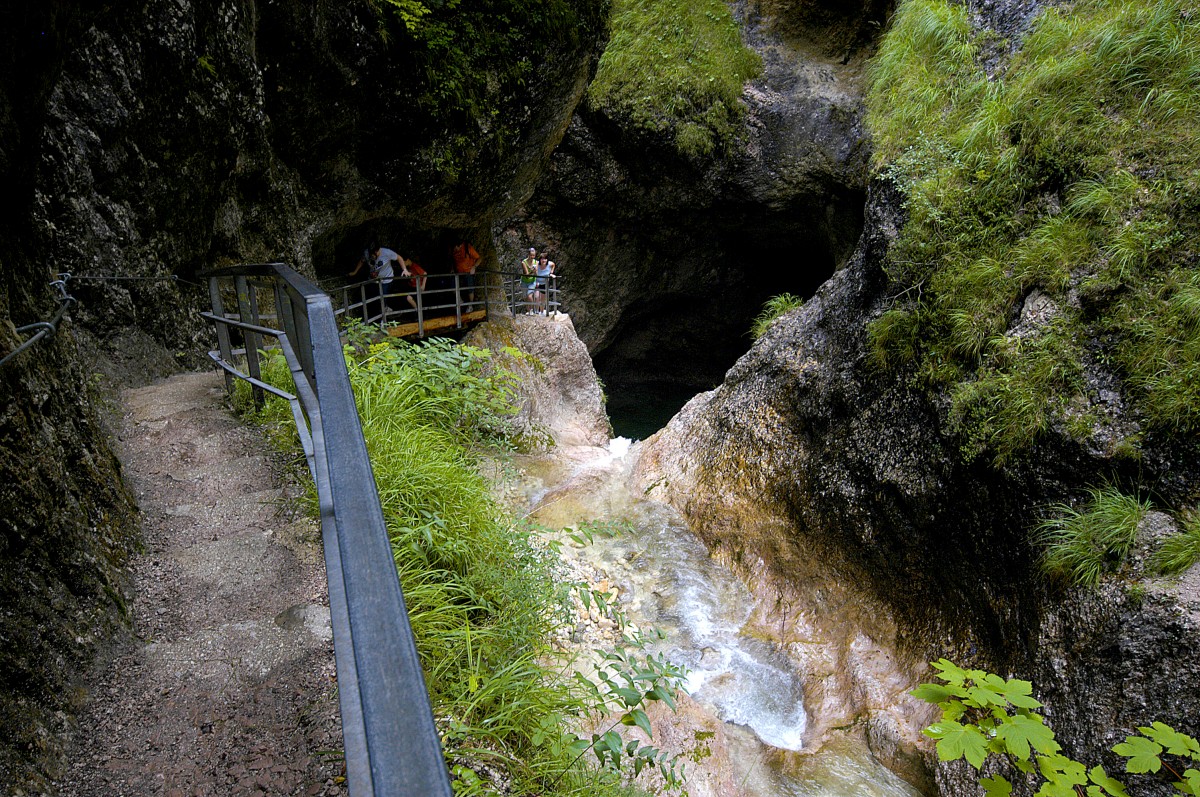 Almbachklamm im Berchtesgadener Land - Die Klamm wird teilweise so eng, dass man direkt über dem Bach geht. Aufnahme: Juli 2008.