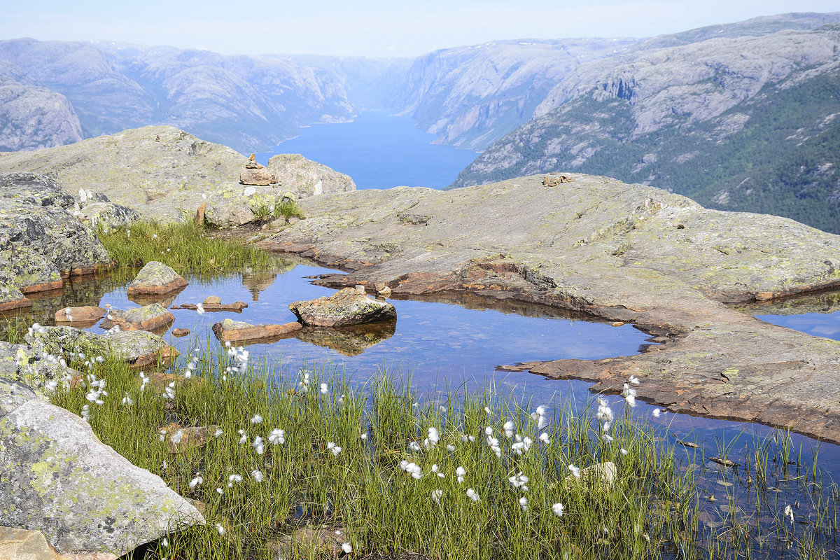 Auf dem Plateau über Lysefjorden (Roland, Norwegen). Aufnahme: 2. Juli 2018.