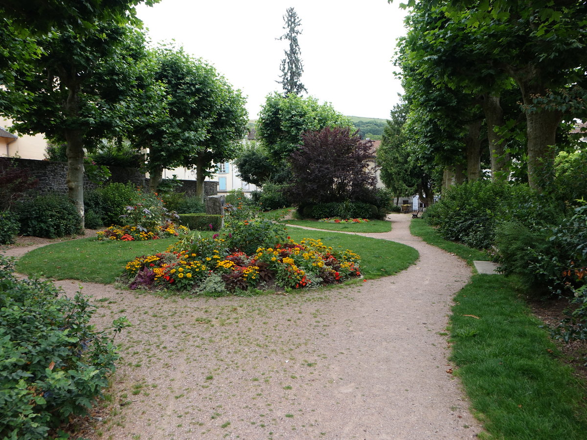 Aurillac, Parkanlage Square de Vic neben der Notre Dame Kirche (21.07.2018)