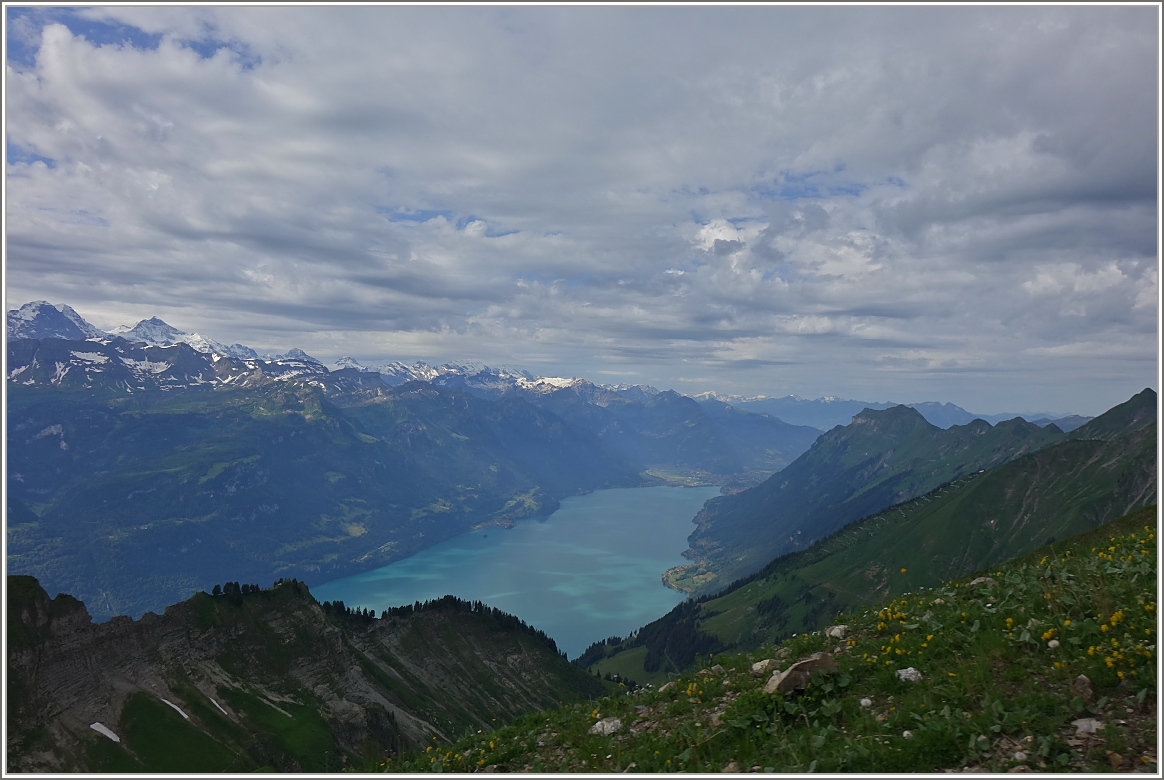 Ausblick vom Brienzer Rothorn (2350 Mü.M) auf den Brienzersee und die Berner Alpen.
(08.07.2016)