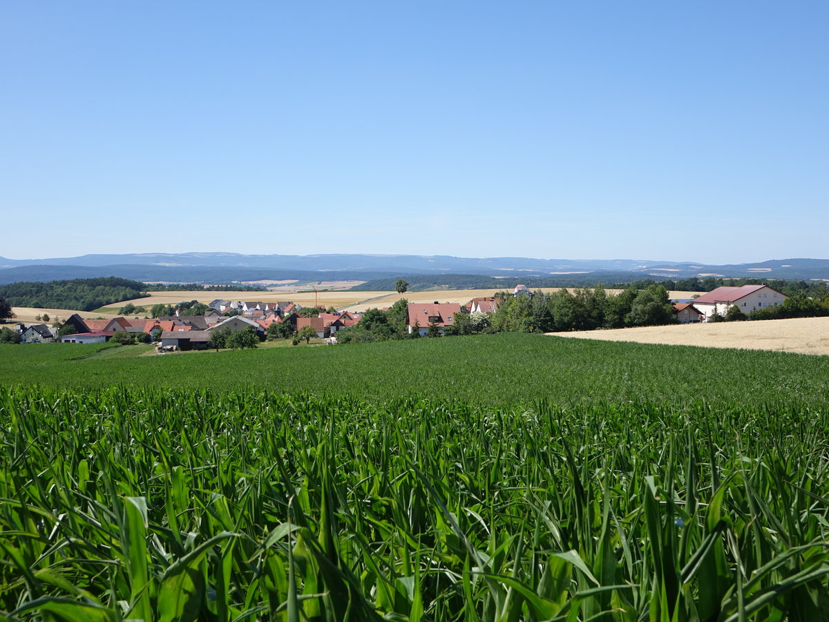Aussicht auf die Ortschaft Dürrnhof am Rand der bayrischen Rhön (07.07.2018)