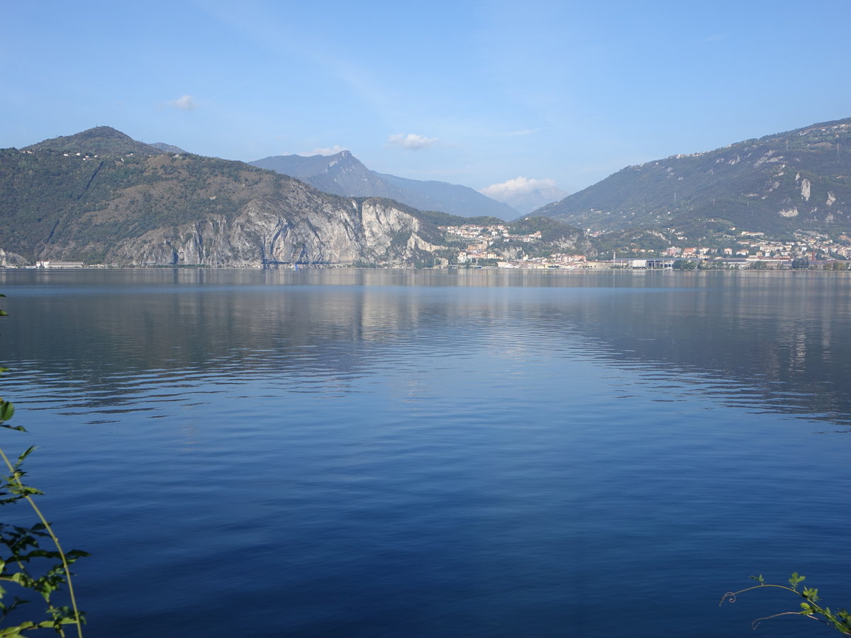 Aussicht auf Riva di Solto am Iseosee (07.10.2018)