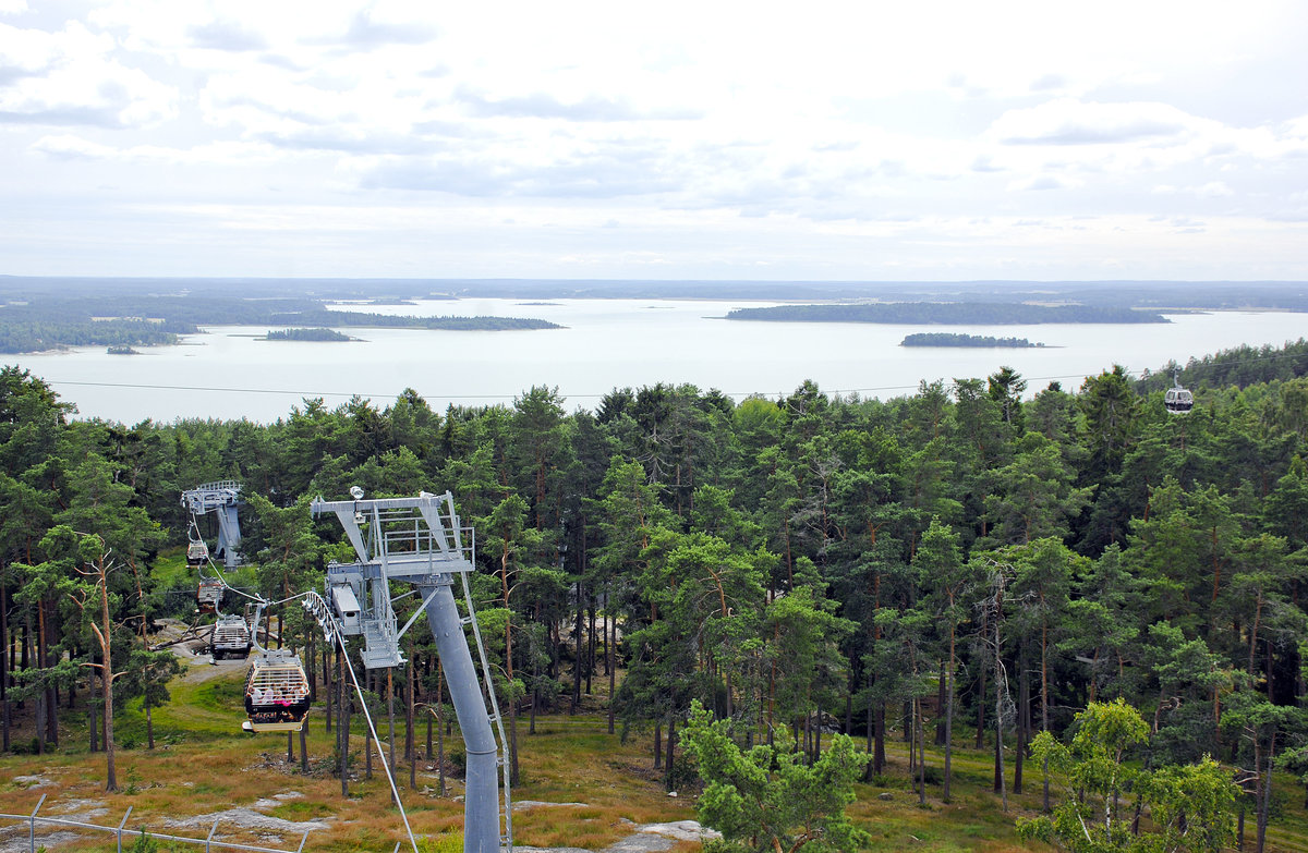 Aussicht vom Gondel im Tierpark Kolmården nördlich von Norrköping. Im Hintergrund sieht man die Wiek Bråviken. Aufnahme: 22. Juli 2017.