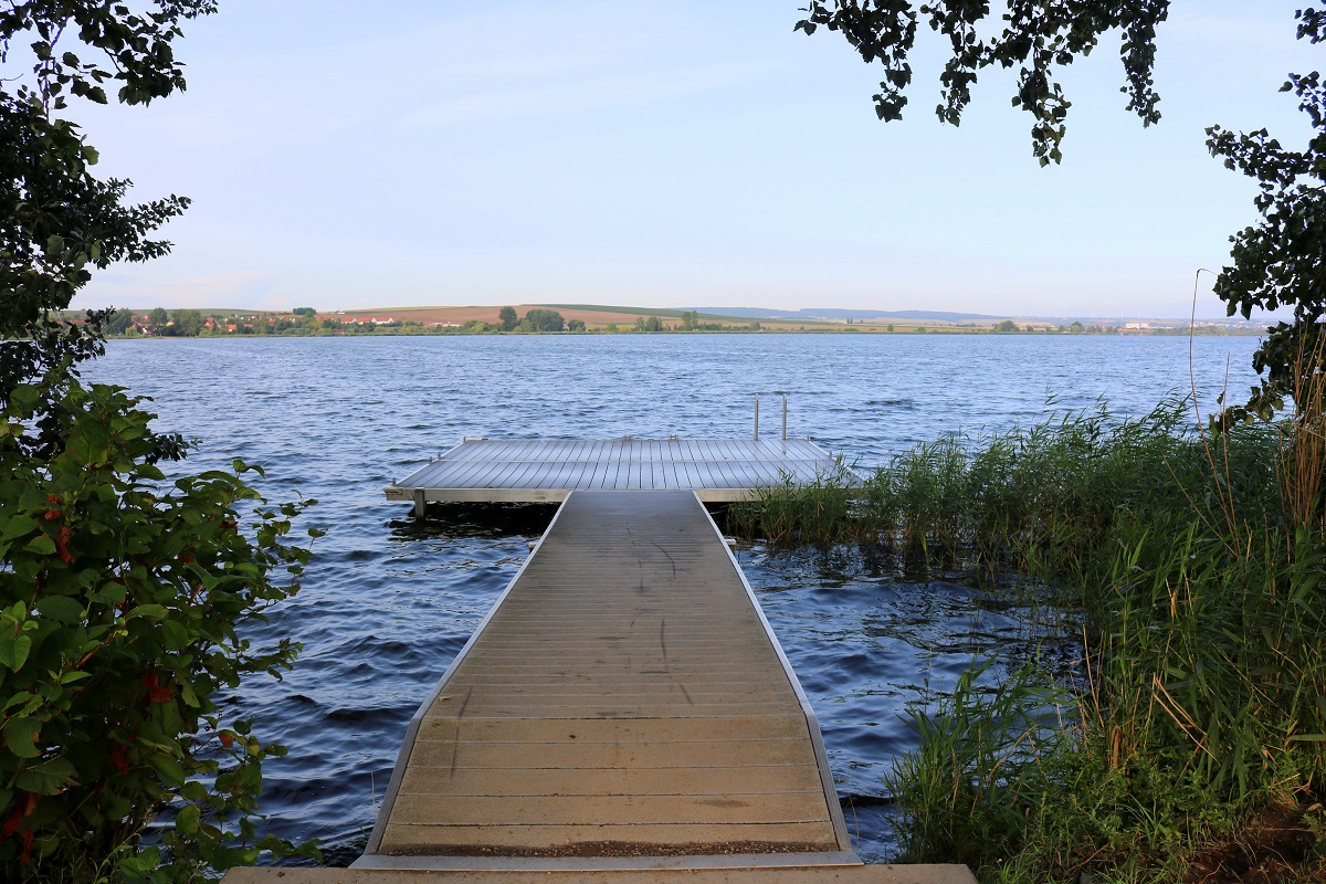 Bade- und Angelsteg am Süßen See auf dem Campingplatz Seeburg (Nordstrand), Blickrichtung Südwesten. [19.8.2017 - 8:10 Uhr]