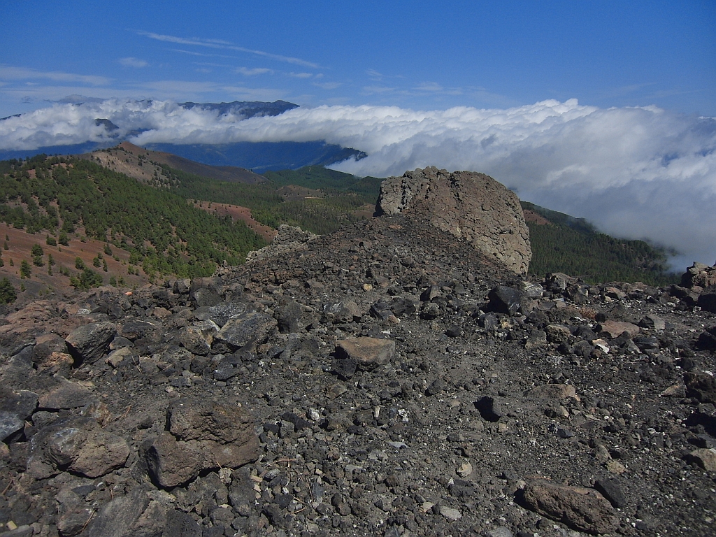 Blick vom 1922 m hoch liegenden Pico Nambroque auf die wolkenverhangene Ostkste von La Palma im September 2013.
