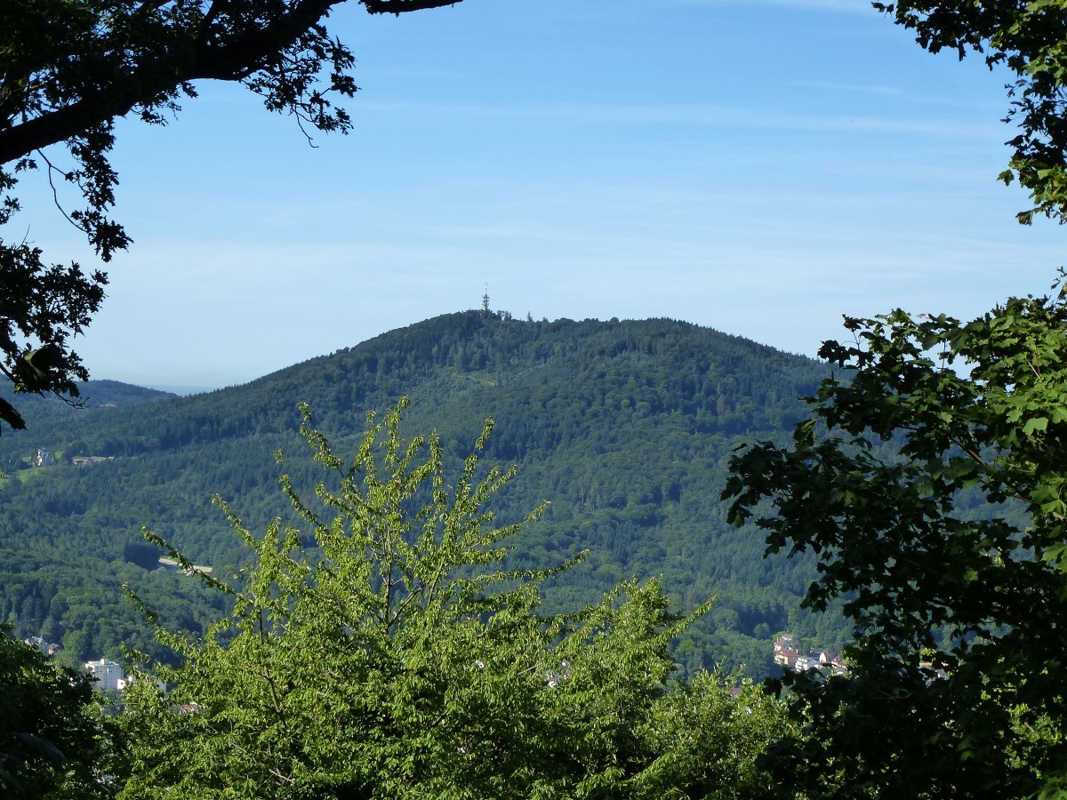 Blick vom Alten Schlo in Baden-Baden hinber zum 525m hohen Fremersberg mit dem 85m hohen Fernmeldeturm, Aug.2015