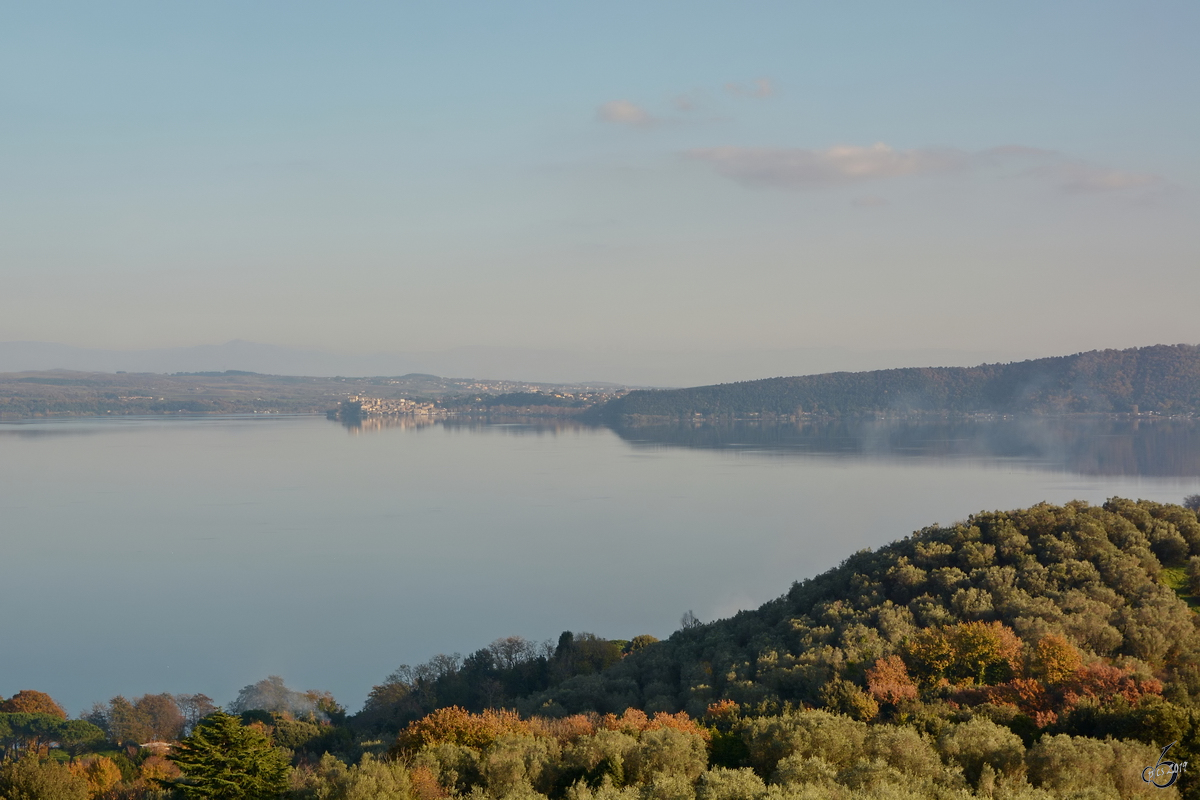 Blick auf den beinahe kreisförmigen Braccianosee in Italien. (Bracciano, Dezember 2015)