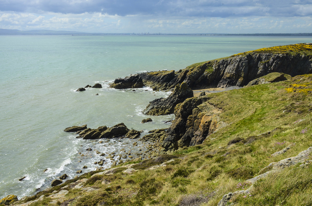 Blick auf die Felsenküste von Howth Head und die Dublin Bay - Irland.
Aufnahme: 12. Mai 2018.