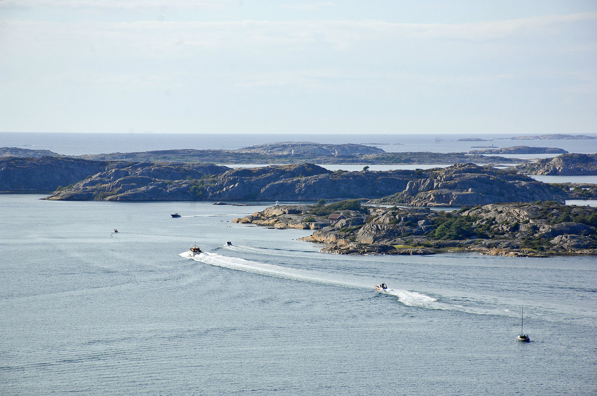 Blick auf die Inseln Valö und Hjärterö vom Vetteberget bei Fjällbacka. Die Insel sind ein Teil der Scherenküste von Bohuslän nördlich von Göteborg. Aufnahme: 1. August 2017.