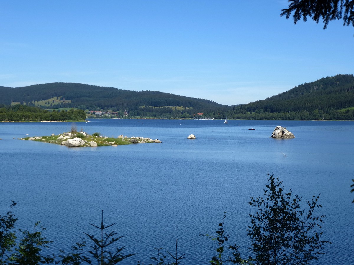 Blick auf den nrdlichen Teil des Schluchsees mit der Ortschaft Aha, Juli 2014