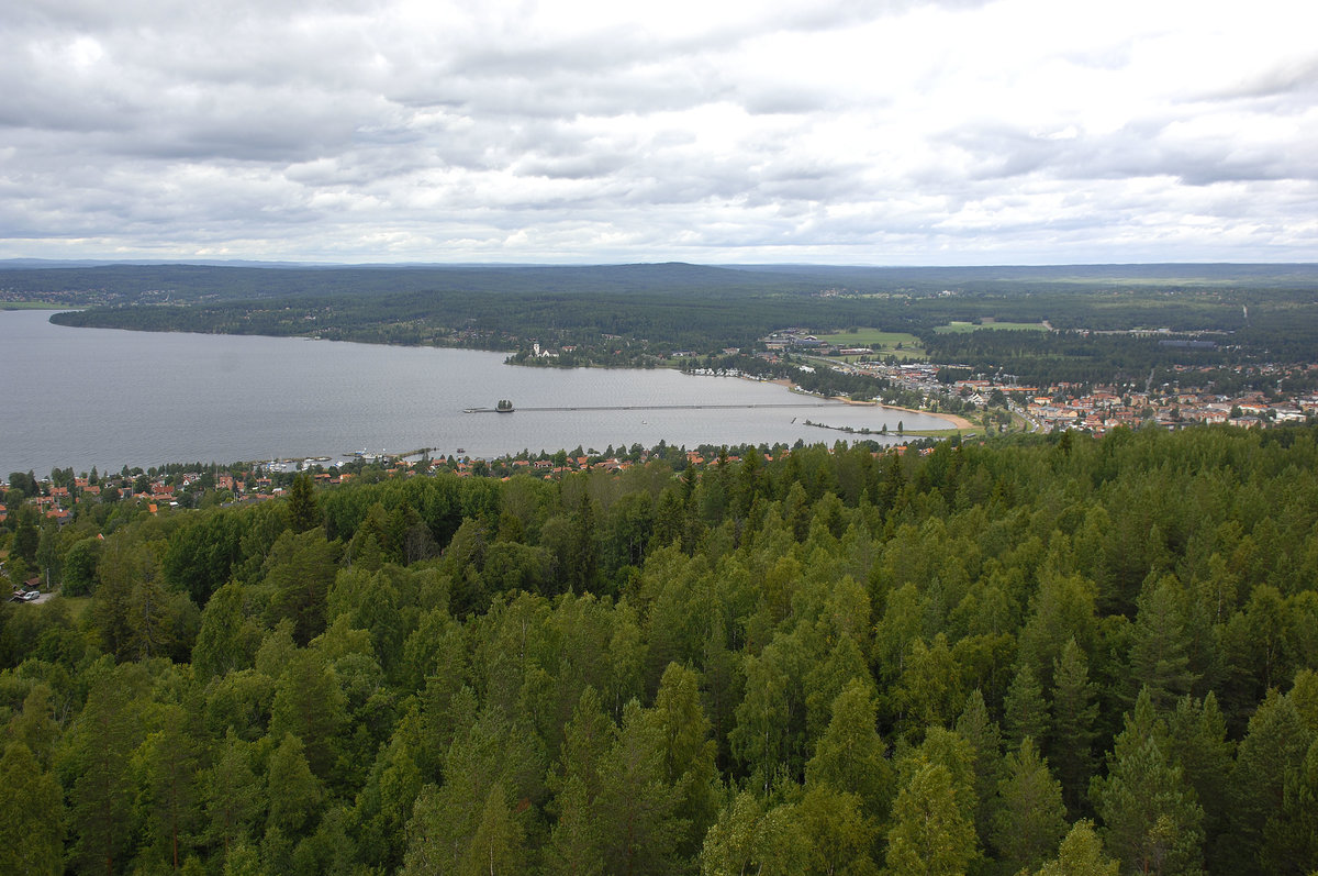Blick auf den See Siljan vom Turm Vidablick südlich von Rättvik.
Aufnahme: 31. Juli 2017.