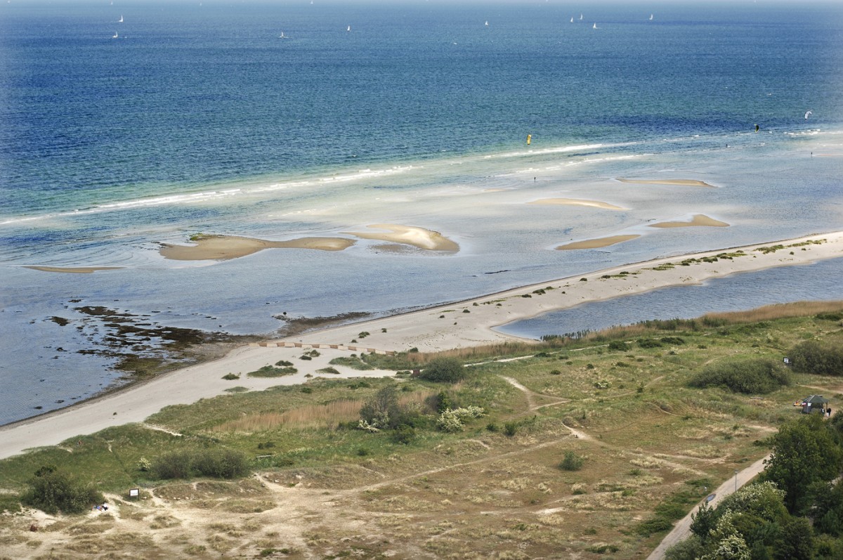 Blick auf den Strand und die Kieler Förde vom Aussichtsturm des Marine-Ehrenmal Laboe. Aufnahme: 22. Mai 2009.