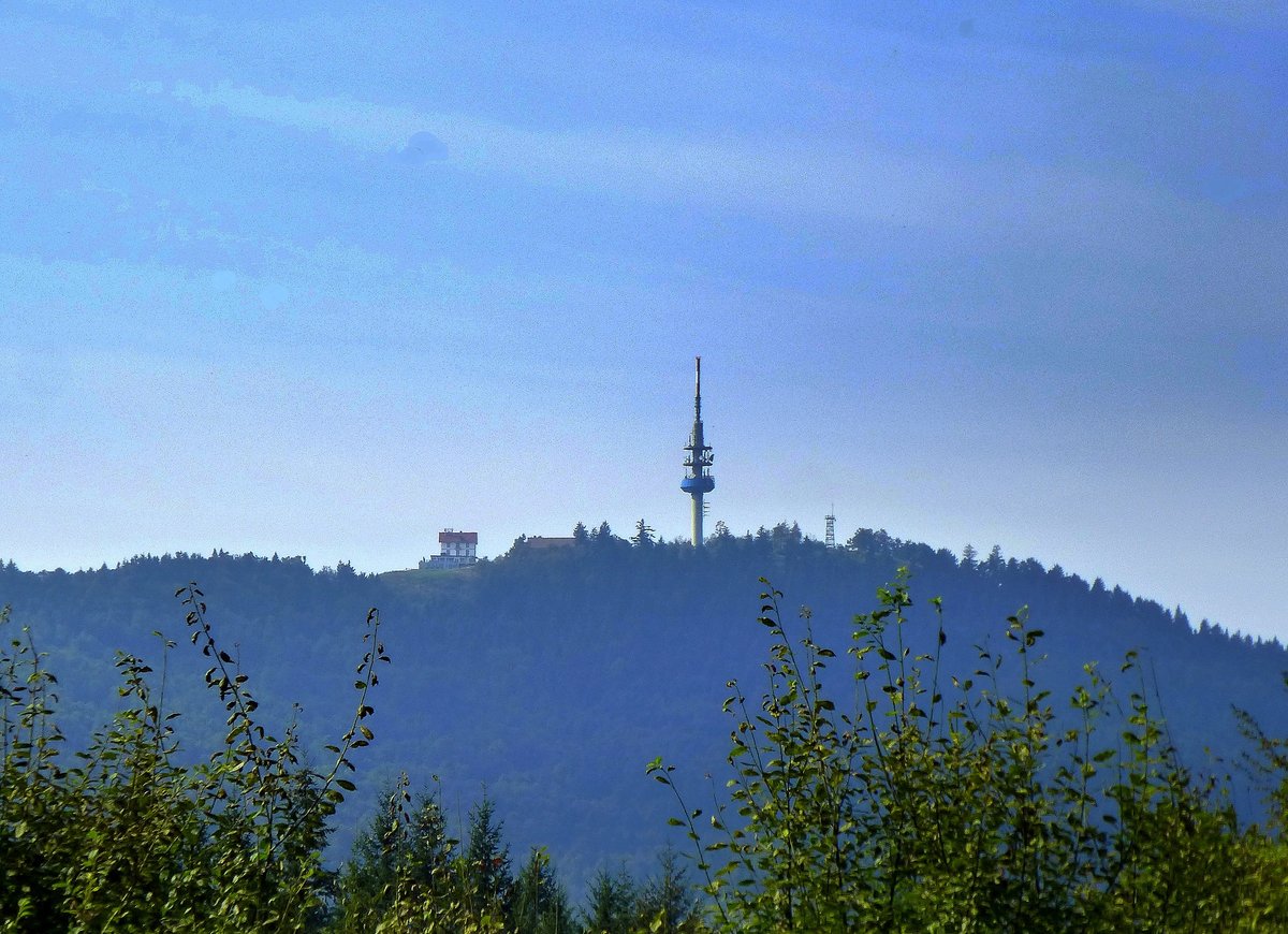 Blick aus Osten zum Gipfel des 1165m hohen Hochblauen im sdlichen Schwarzwald, links das Berghotel, mittig der 97m hohe Fernsehturm, rechts der Aussichtsturm von 1895, Sept.2016
