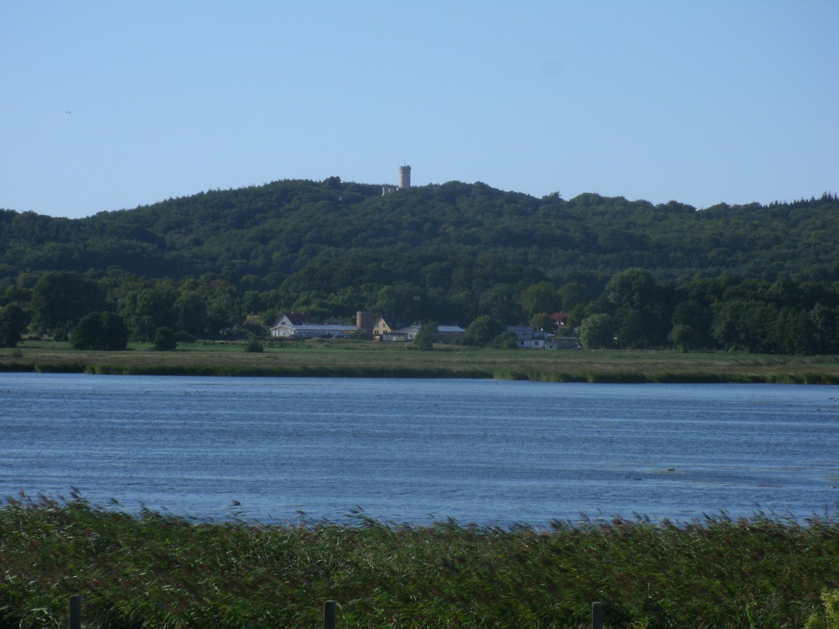 Blick ber Neuensiener See zum Jagdschlo Granitz bei Seedorf am 25.August 2013.