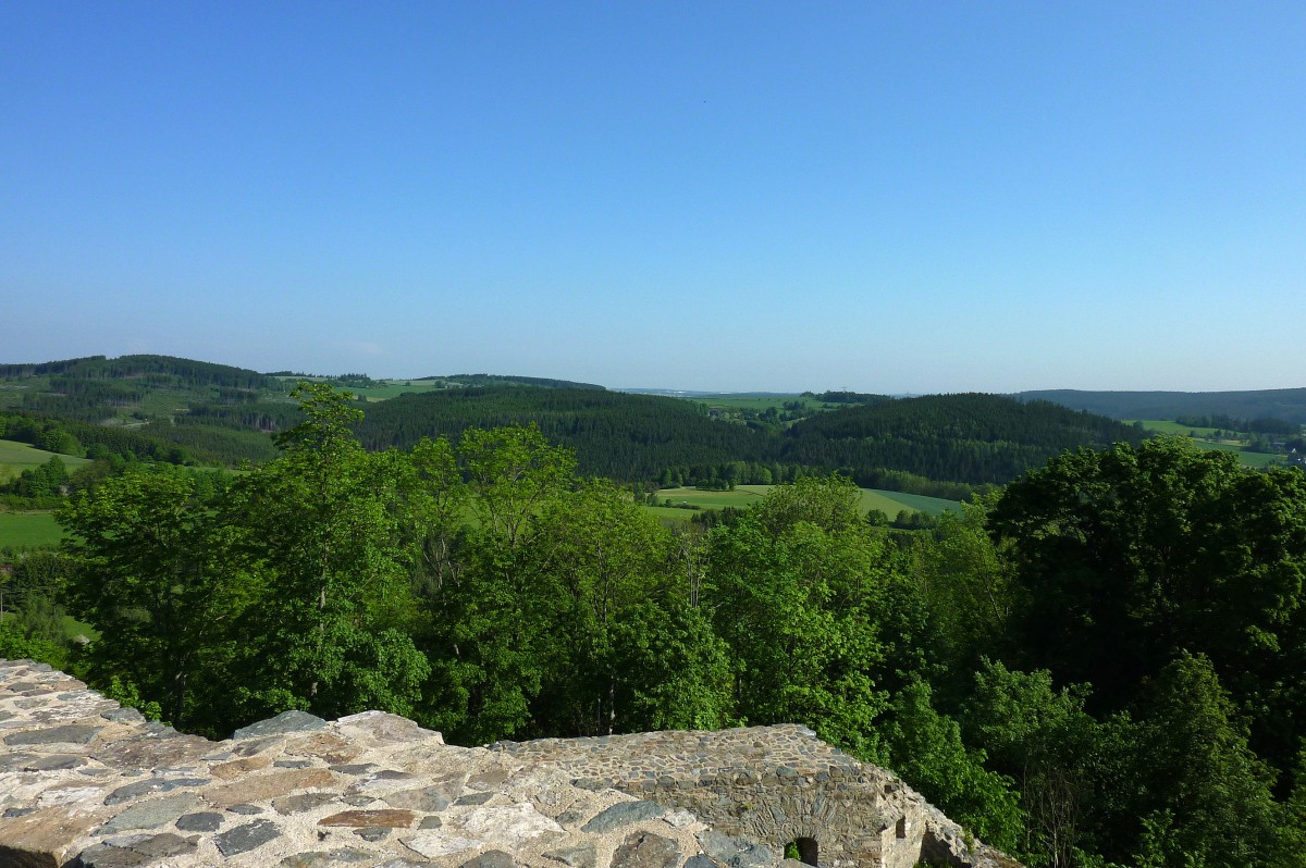 Blick von der Burgruine Lichtenberg auf die Landschaft im Frankenwald, Mai 2012