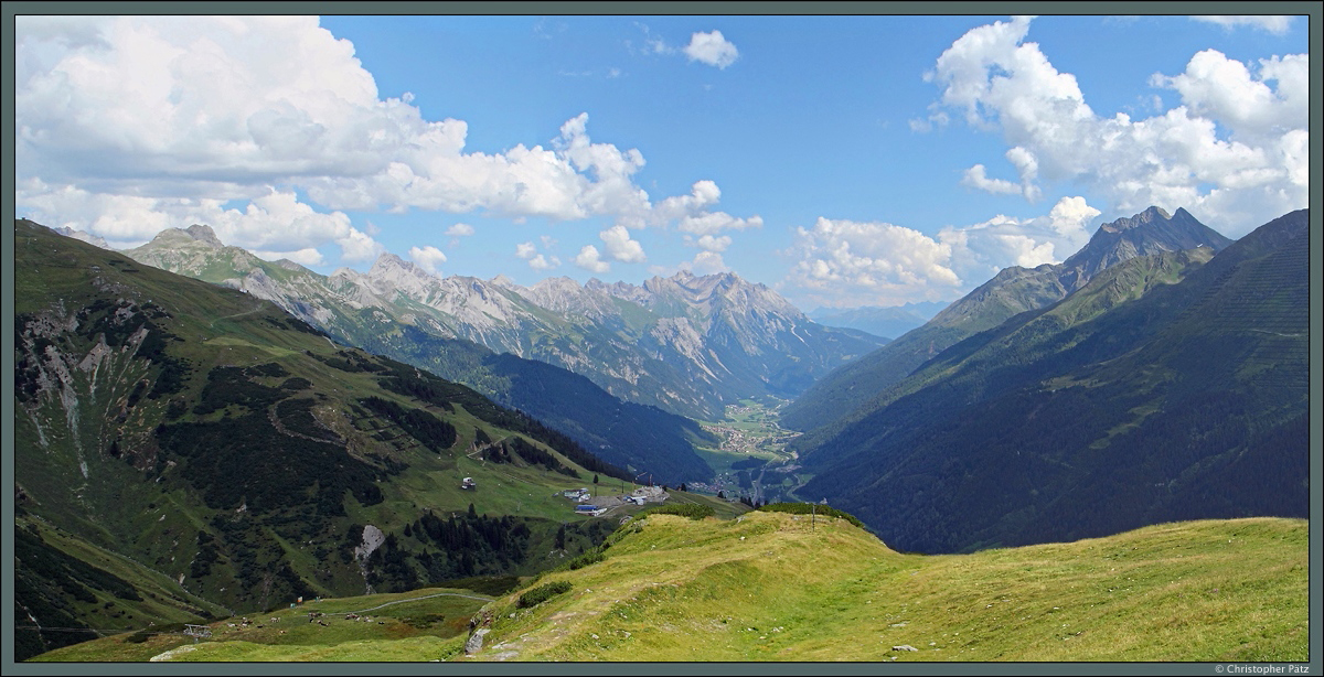 Blick vom Galzig auf die eindrucksvollen Kulisse der Lechtaler Alpen: In Bildmitte ist die 3036 m hohe Parseierspitze zu sehen, der höchste Punkt der Lechtaler Alpen. Links davon befinden sich die 2889 m hohe Vorderseespitze und am linken Bildrand die Vallesinspitze (2768 m, knapp über den Berg im Vordergrund ragend) und der 2757 m hohe Stanskogel unmittelbar daneben. Rechts im Bild der Hohe Riffler (3168 m). (09.08.2015)