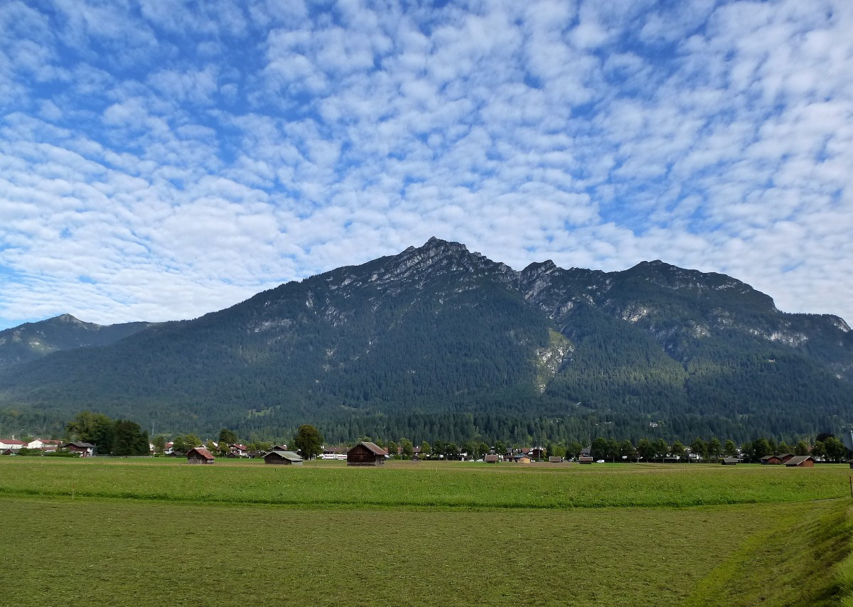 Blick von Garmisch zur 1985m hohen Kramerspitz, der hchsten Erhebung der Ammergauer Alpen, Sept.2014