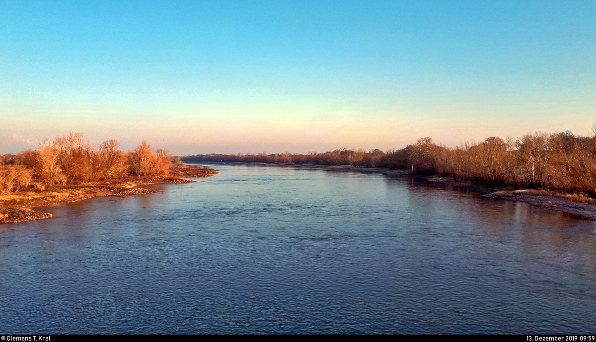 Blick von der Herrenkrugbrücke in Magdeburg auf die Elbe flussabwärts.
(Smartphone-Aufnahme)
[13.12.2019 | 9:59 Uhr]