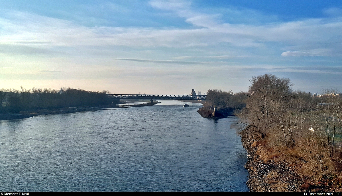 Blick von der Herrenkrugbrücke in Magdeburg auf die Elbe flussaufwärts.
Während ein Intercity-Zug die Herrenkrug-Eisenbahnbrücke befährt, bewegt sich darunter ein kleines Schiff.
Aufgenommen im Gegenlicht.
(Smartphone-Aufnahme)
[13.12.2019 | 10:01 Uhr]