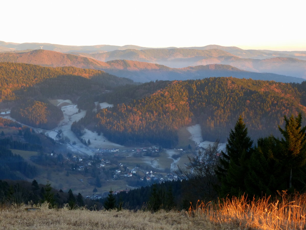 Blick vom Hochblauen (1165m) nach Osten ber die Berge des Sdschwarzwaldes, im Tal liegt der kleine Ort Marzell, Dez.2016