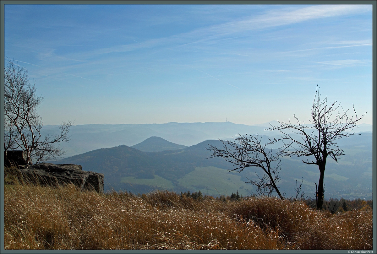 Blick vom Hohen Schneeberg (Děčnsk Sněnk) auf das Bhmische Mittelgebirge. Am Horizont der Fernsehturm Bukov hora, der mit 223 m hchste Fernsehturm Tschechiens. (31.10.2013)