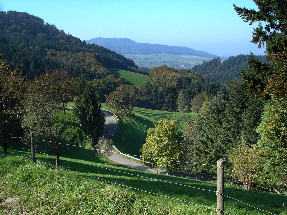 Blick von Horben im Schwarzwald zum 645m hohen Schnberg bei Freiburg, Okt.2005