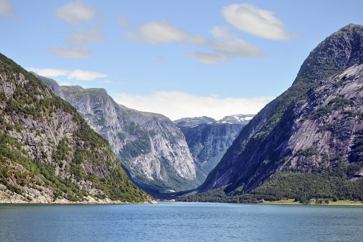 Blick in die Osafjord im norwegischen Hordaland. Aufnahme: 16. Juli 2018.