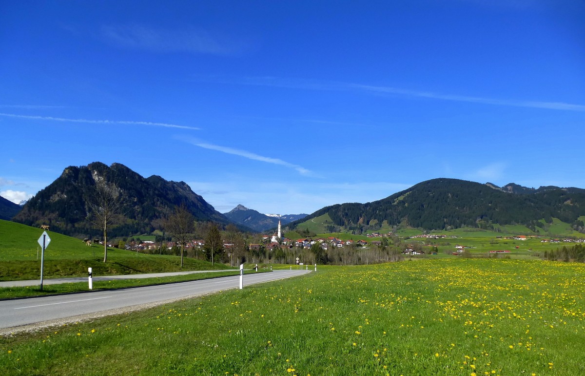 Blick von Osten auf den Ort Pfronten im Ostallgu und die Alpen, April 2014