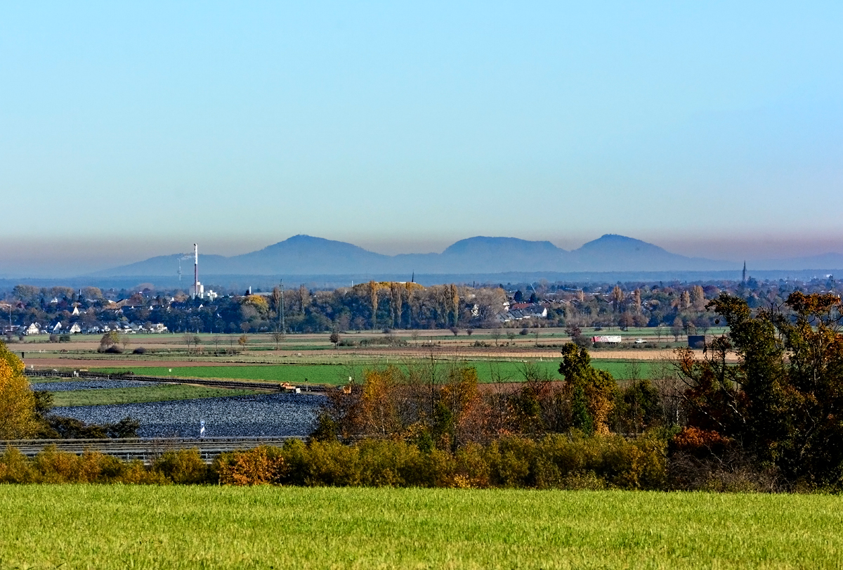 Blick von der Voreifel über Euskirchen auf das ca. 33 km entfernte Siebengebirge - 03.11.2015