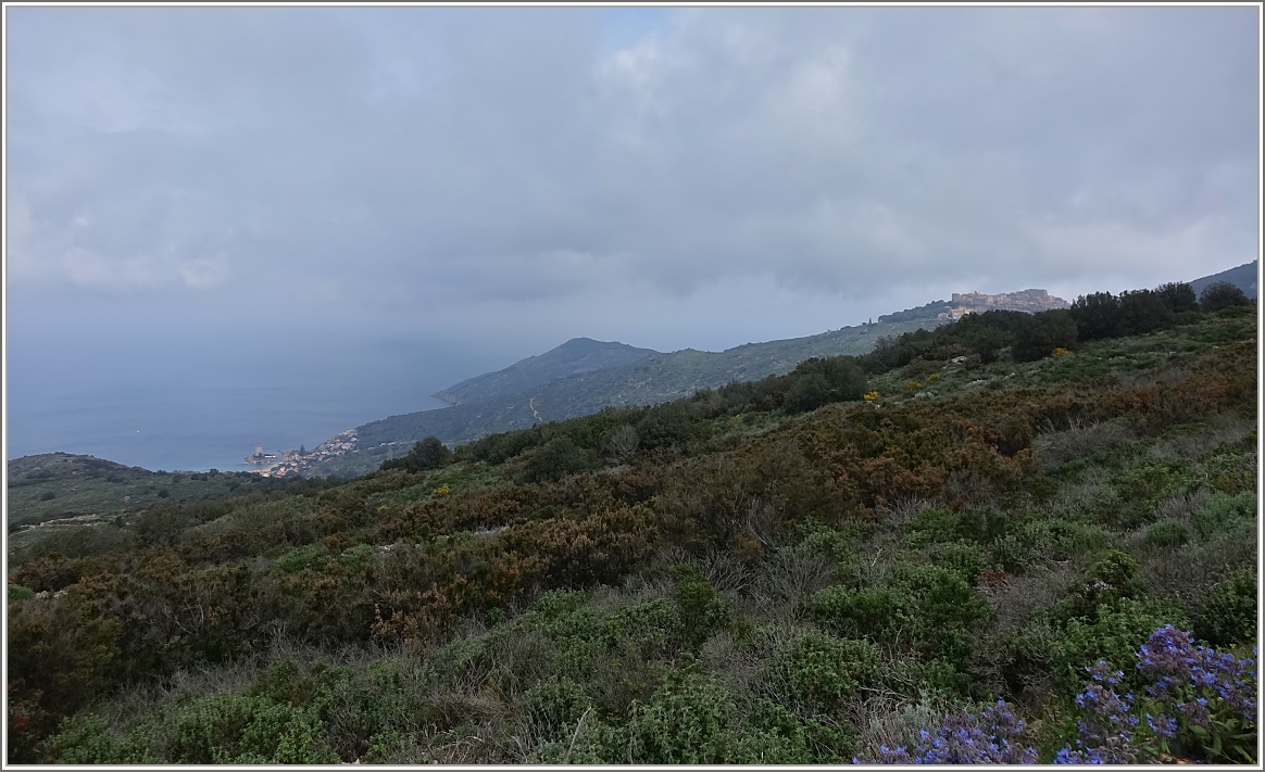 Blick vom Wanderweg auf Campese (rechts ) und Castello (links) 
(26.04.2015)