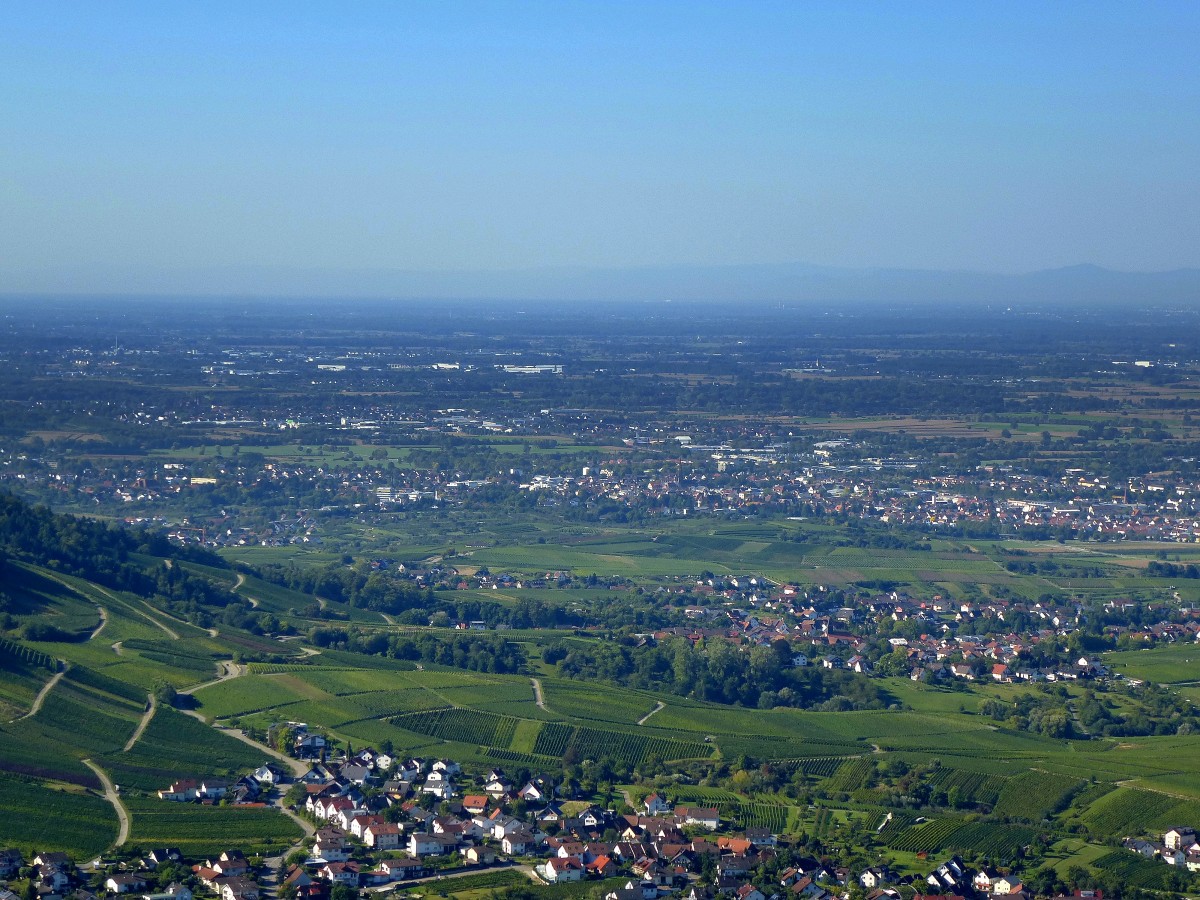 Blick von der Yburg Richtung Sd-West in die Rheinebene, am Horizont die Vogesen, Sept.2015