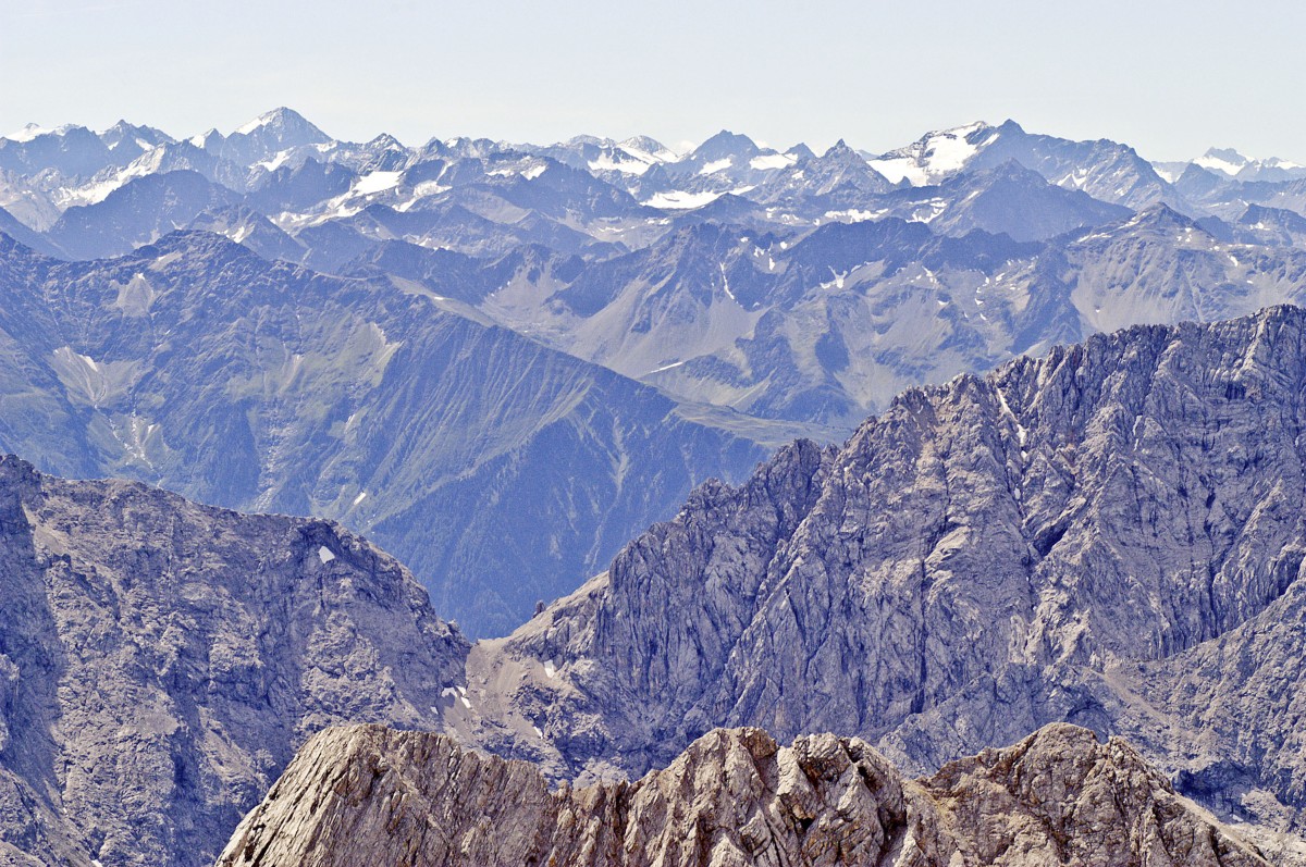 Blick von Zugspitze in Südlicher Richtung. Aufnahme: August 2008.