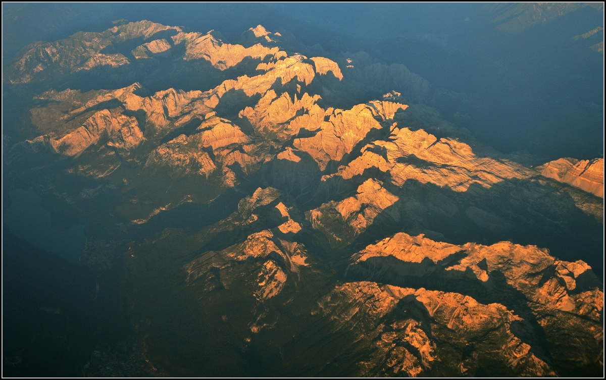 Brenta-Dolomiten.

Diese Bergkette in den Alpen wird nur in Italien den Dolomiten zugerechnet. Sie befindet sich weit auerhalb der eigentlichen Dolomiten rechts der Etsch. Das Gestein ist Hauptdolomit, dessen 40-50 Meter dicke Schichten auch hier gut zu erkennen sind. Hchste Erhebung ist mit 3173 m die Cima Tosa. Gut zu erkennen vor den noch unbeleuchteten Tlern ist der markante Felsturm Campanile Basso mit 2883 m.

