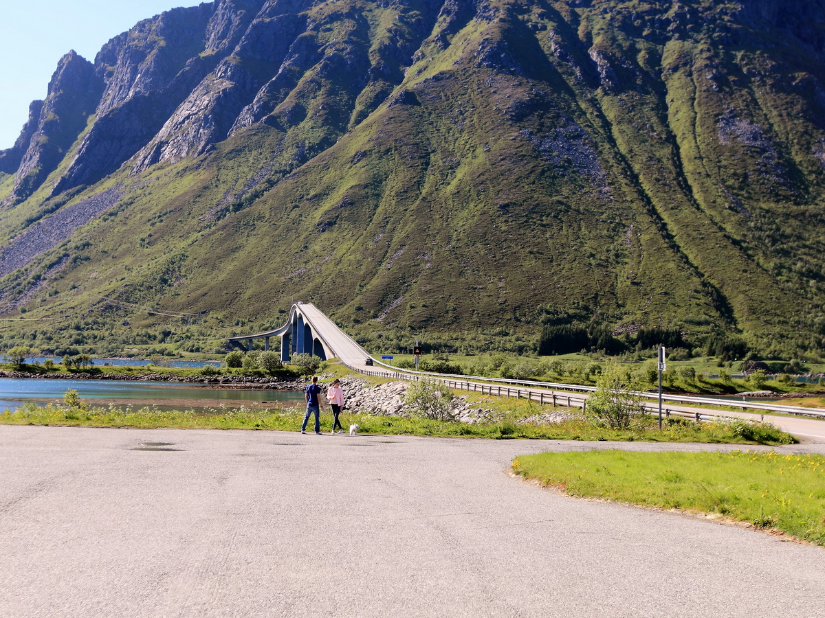 Brücke Gimsøystraumbrua über  Gimsøystraumen strait  auf den Lofoten am 26. Juni 2016.