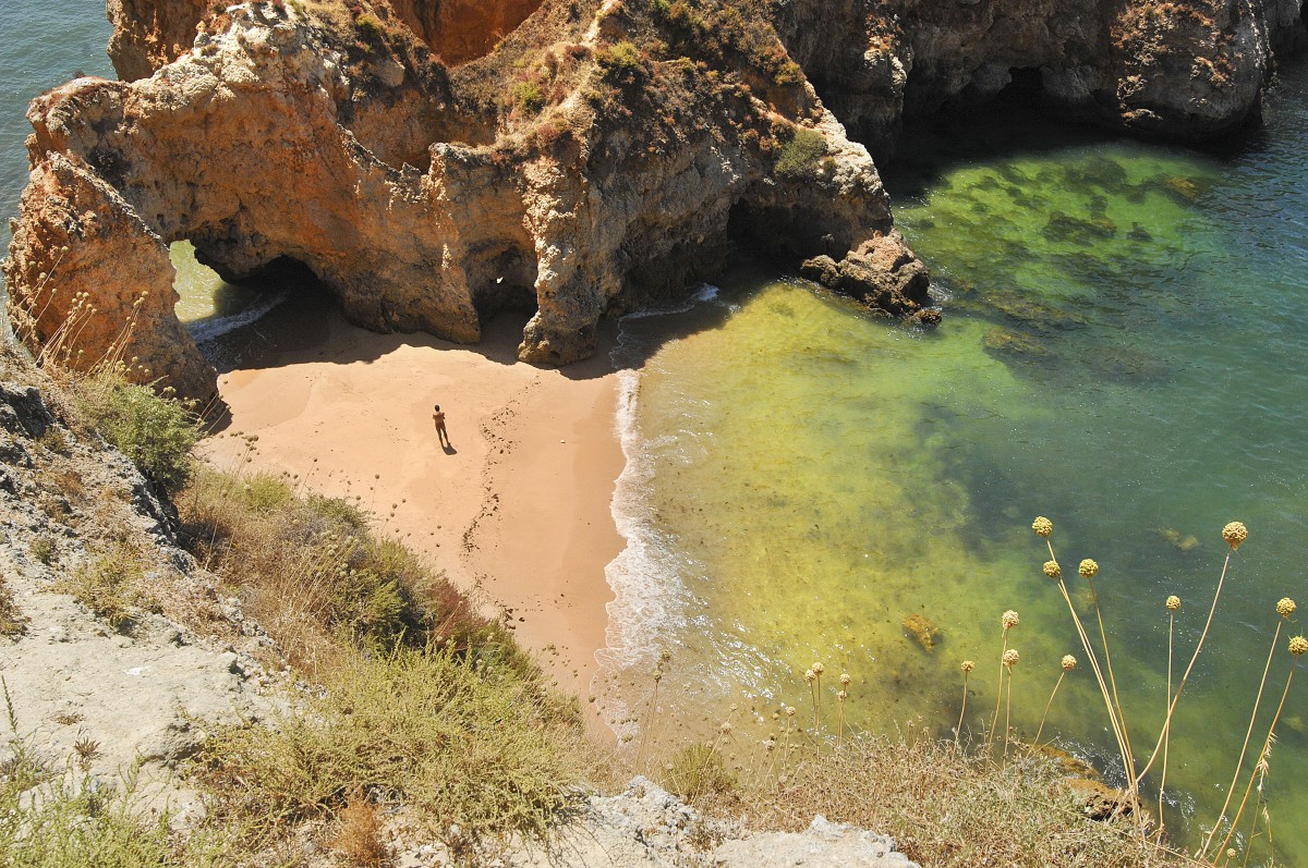 Bucht an der Algarveküste westlich von Praia da Rocha. Aufnahme: Juli 2010.