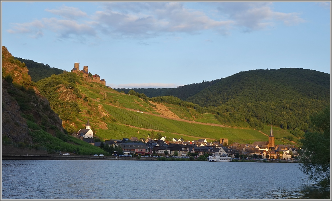 Burg Thurant im Licht der untergegehenden Sonne.
(20.06.2014)