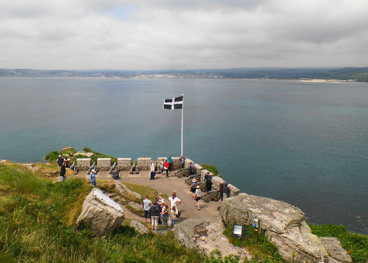 Cornwall am 16.6.2016: St. Michael’s Mount mit Blick nach Penzance, Diese Geschützbatterien aus dem  späten 18.Jahrhundert wurden hauptsächlich für zeremonielle Zwecke genutzt 