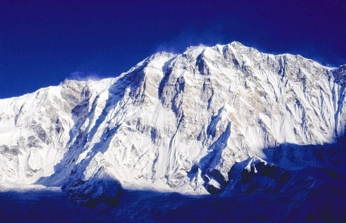 Das Annapurna Massiv von Annapurna Base Camp aus gesehen. Bild vom Dia. Aufnahme: September 1988.