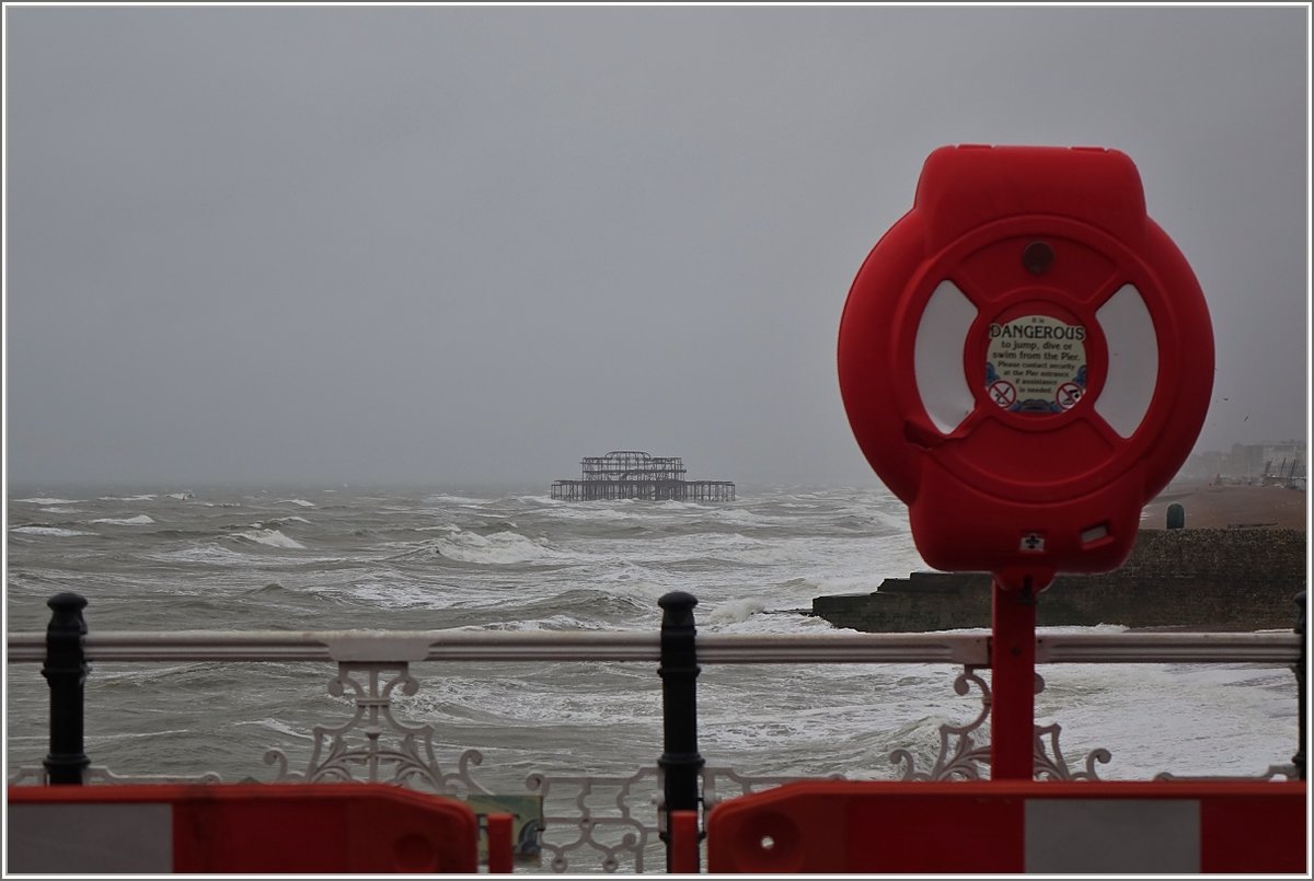Das aufgewühlte Meer bei Brighton, aufgenommen vom neuen Pier aus.
(02.05.2018) 