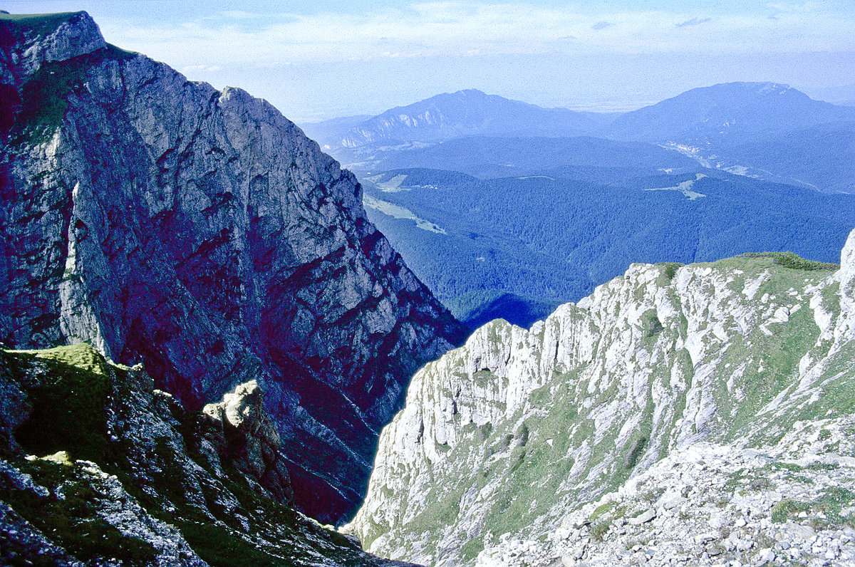 Das Postăvarul-Massiv südlich von Brașov. Bild vom Dia. Aufnahme: Juli 1990.